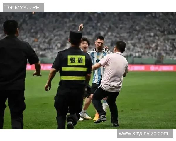 球迷冲入赛场激情拥抱偶像球星场面温馨感人 球迷冲入赛场激情拥抱偶像球星场面温馨感人